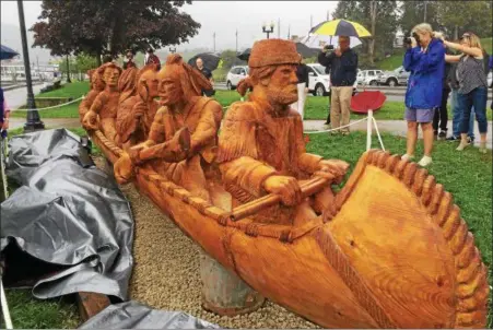  ?? PHOTOS BY PAUL POST — PPOST@ DIGITALFIR­STMEDIA. COM ?? Paul Stark’s sculpture depicting Major Robert Rogers and five Mohican Native Americans in a canoe was unveiled Thursday in Lake George