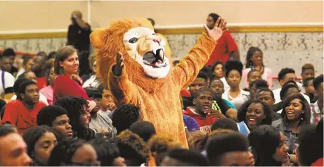  ?? Houston Chronicle file ?? The Jack Yates High school student body and mascot celebrate at a pep rally.