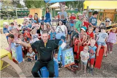  ?? MARK TAYLOR/STUFF ?? Left, Sid Patel pictured with the children, staff and parents at Central Kids Kindergart­en, east Huntly, back in 2017.