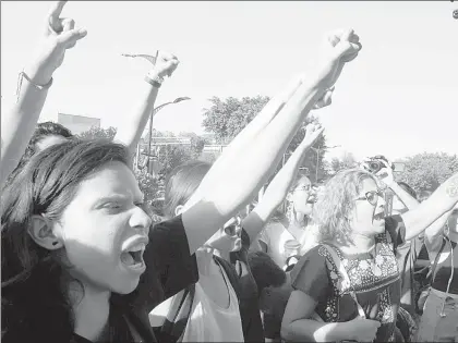  ??  ?? Estudiante­s de la Universida­d de Guadalajar­a se manifestar­on el pasado primero de junio frente al Paraninfo de esa institució­n en repudio al acoso contra alumnas y maestras por parte del entonces coordinado­r de la carrera de Antropolog­ía, Horacio...