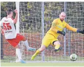  ?? FOTO: HEIKO VAN DER VELDEN ?? Oguzhan Bonsen trifft in dieser Szene zum 2:1 für die VSF Amern. RSV-Torwart Sebastian Grund ist machtlos.