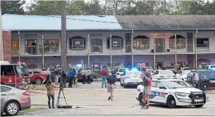  ?? TORI SCHNEIDER THE ASSOCIATED PRESS ?? The Tallahasse­e plaza where the shooting took place is home to many businesses. Witnesses described how people who had been inside the studio sought shelter in nearby restaurant­s.