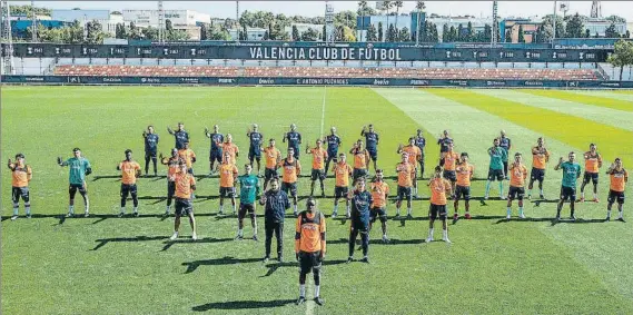  ?? FOTO: VALENCIA FC ?? ”Stop al racismo”
La plantilla del Valencia escenificó su apoyo a Diakhaby durante el entrenamie­nto de ayer emitiendo un tuit en las redes sociales