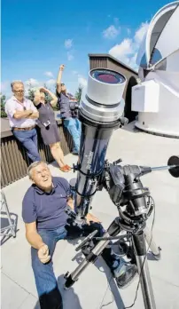  ?? BILD: SN/CHRIS HOFER ?? Herbert Pühringer von der Arbeitsgru­ppe für Astronomie am Haus der Natur testet ein kleines Teleskop auf der Terrasse der neuen Sternwarte.