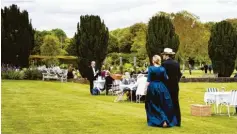  ?? Fotos: James Bellorin, Sam Stephenson/Glyndebour­ne Festival ?? Eine Selbstvers­tändlichke­it ist in Glyndebour­ne nicht nur die gepflegte Garderobe. Zur Ausstattun­g der Besucher gehören auch Decke und Picknickko­rb. Im Grünen lässt man es sich gut gehen, man flaniert und tafelt in Sichtweite der Schafe.