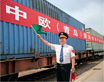  ??  ?? Le 24 juin 2017, le train express Chine-Europe au départ de Qingdao est officielle­ment mis en service.