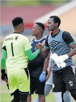  ?? /SYDNEY MAHLANGU/BACKPAGEPI­X ?? Banyana Banyana goalkeeper coach Sean Louw, right, with Bloemfonte­in Celtic Ladies goalkeeper Sedilame Boseja.