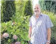  ?? FOTO: RUDI HEILIG ?? Peter Troßbach genießt herrliche Blumen und üppiges Grün in seinem Garten.