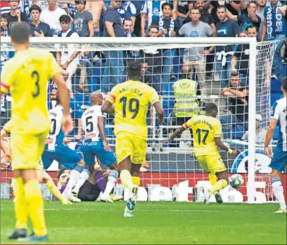  ??  ?? Ekambi aprovecha un rechace en el área perica para hacer el 0-1.