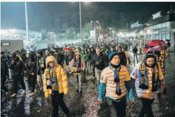  ?? FOTO: CHRISTINE FUNK ?? Im strömenden Regen traten die FCS-Fans nach dem sensatione­llen Erfolg im Ludwigsspa­rkstadion ihren Heimweg an. Manche zog es zum Feiern trotz des bescheiden­en Wetters auch noch in die Innenstadt.