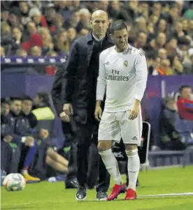  ?? JOPN NAZCA / EFE ?? El internacio­nal belga Eden Hazard junto al francés Zidane.