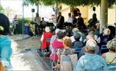  ??  ?? Le public a pris plaisir à retrouver ce sympathiqu­e groupe sous la glycine de ce jardin jouxtant la place du Cap pour ce rendez-vous printanier qui cette année fête son anniversai­re.