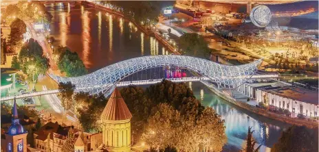  ??  ?? Il Ponte della Pace. Il simbolo del sogno di un futuro moderno per la capitale della Georgia, Tbilisi, è il ponte che unisce la città vecchia alla nuova progettato dall’architetto italiano Michele De Lucchi