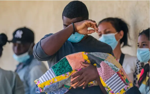  ?? AFP ?? Un padre migrante sostiene a un bebé, mientras espera ayuda después de llegar a las instalacio­nes de la Coalición Humanitari­a de Val Verde, en Del Río, Texas, Estados Unidos. La situación se torna cada día más difícil por el creciente arribo de personas.