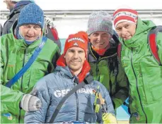  ?? FOTO: MAY ?? Auf Tuchfühlun­g mit dem Olympiasie­ger und Pechvogel der Mixed-Staffel (v.l.): Engelbert Gassner, Sprint-Olympiasie­ger Arnd Peiffer, Matthias Willer und Bernd Esslinger.