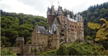  ?? Foto: Thomas Frey, dpa ?? Die Burg Eltz ist bis heute in Familienbe­sitz. Sie wurde 1920 durch einen Brand teilweise zerstört, ist aber inzwischen restau riert.