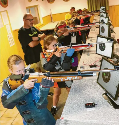  ??  ?? Bei fast allen Trainings der Reinhartsh­auser Nachwuchss­chützen sind die Stände gut belegt. Der auch als Trainer für den Schützenbe­zirk Schwaben tätige Volker Bauer aus Untermeiti­ngen (schwarzes T-Shirt) beobachtet hier die Schützen und gibt ihnen hier und da wertvolle Tipps. Fotos: Marcus Angele