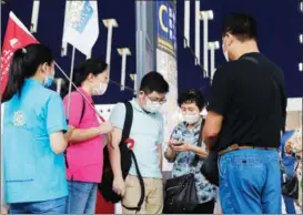  ?? YIN LIQIN / CHINA NEWS SERVICE ?? A group of tourists who bought China Eastern’s “unlimited weekend flights” package departs from Shanghai Pudong Internatio­nal Airport to Guizhou’s Zunyi on July 16.