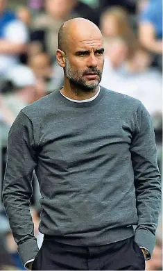  ?? (foto Epa) ?? In panchina Il catalano Pep Guardiola, 48 anni, allenatore del Manchester City e (a destra) Jürgen Klopp, 52 anni, tedesco, tecnico del Liverpool