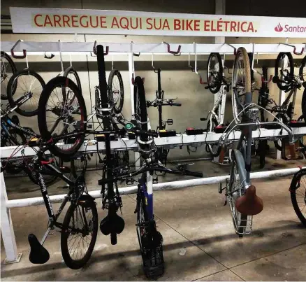  ?? William Cardoso/folhapress ?? Cavalete para recarga de bikes elétricas na estação Vila Olímpia, na linha 9-esmeralda dos trens