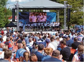  ??  ?? Erwartungs­froh und gespannt: Rund 1500 Panther Fans nahmen am Samstag auf dem Gelände der Saturn Arena unter anderem die neue ERCI Mannschaft unter die Lupe.