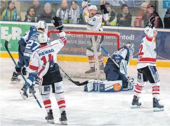  ?? FOTO: CHRISTIAN FLEMMING ?? Jubel und Frust liegen eng beieinande­r: Die Eisbären aus Regensburg (helle Trikots) schlagen die Lindauer Islanders mit 6:1.