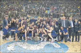  ??  ?? 18 de febrero, el basket El equipo de Svetislav Pesic celebrando la Copa ganada al Madrid