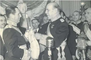  ?? AGN ?? Edelmiro Farrel le entrega la banda presidenci­al al General Perón al asumir su primera presidenci­a.