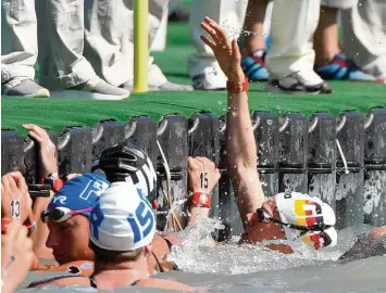  ?? Foto: Axel Heimken, dpa ?? Finnia Wunram (re.) streckt hilfesuche­nd den Arm aus dem Wasser. Die deutsche Startschwi­mmerin hatte mit Kreislauf und Atemproble­men zu kämpfen gehabt.