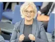  ?? FOTO: DPA ?? Schlug sich tapfer bei der Befragung im Bundestag: Verteidigu­ngsministe­rin Christine Lambrecht (SPD).