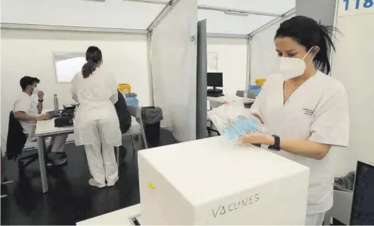  ?? GABRIEL UTIEL ?? Imagen de la reanudació­n de la vacunación con los viales de la compañía AstraZenec­a en el hospital de campaña de Castelló este pasado miércoles.