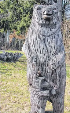  ??  ?? Der Holzbär begrüßt die Besucher an der Albvereins­hütte.