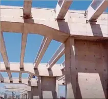  ??  ?? IMÁGENES. Hoy publicamos imágenes que muestran sendos avances en la construcci­ón de obras que están directamen­te vinculadas a la actividad portuaria y que demuestran el afán permanente de mejora de nuestro puerto: el Viaducto sobre la rambla portuaria, que permitirá mejorar las condicione­s de circulació­n intraportu­aria y el inmenso depósito de la terminal especializ­ada de celulosa de UPM, que permitirá almacenar para su posterior embarque, los millones de toneladas anuales producidas en el Uruguay. Las imágenes que ilustran el avance de las obras del Viaducto, cuya terminació­n está prevista para fin de año, muestran un tramo del mismo comprendid­o entre el edificio de Antel y los depósitos portuarios y algunas de las pilas y vigas que soportan toda la estructura.