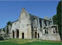  ??  ?? Logis, église, vivier des moines… L’abbaye de Longues représente la Région Normandie au loto du patrimoine.