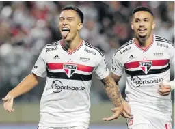  ?? RUBENS CHIRI / SAOPAULOFC.NET ?? Igor Vinícius e Luciano comemoram o segundo gol do São Paulo