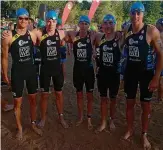  ?? FOTO: FOLKER SCHWESINGE­R ?? Vor dem Sprung ins Wasser: Die Weimarer TriathlonM­annschaft John Heiland, Andreas Norgaard, Christian Stounberg, Alexander Kull, Ricardo Ammarell (von links) im Kraichgau.