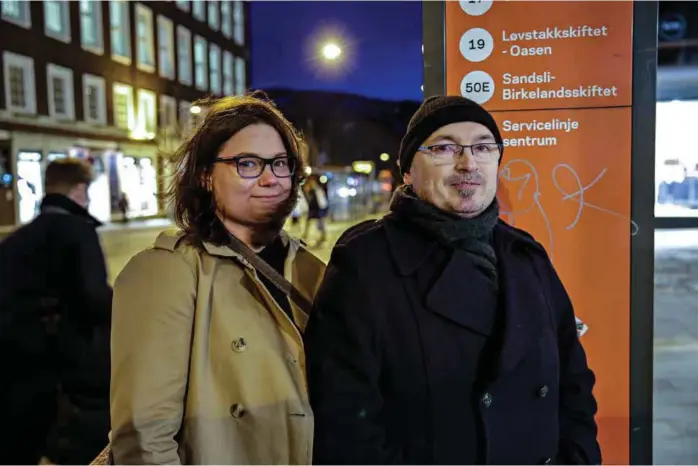  ??  ?? FRYKTER FOR SIKKERHETE­N: Ekteparet Emilia Szamocka og Tor B. Markussen kjører begge buss for Tide. De mener kantstoppe­ne fører med seg mange problemer.