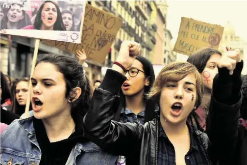  ??  ?? Frauen aus allen Generation­en berichten von ihren Erlebnisse­n und wehren sich seit #MeToo vermehrt (im Bild: eine Demonstrat­ion in