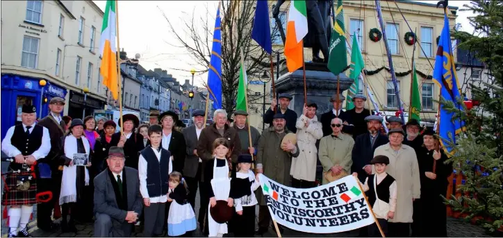  ??  ?? Enniscorth­y Historical Re-enactment Society and relatives of 1916 volunteers at Market Square Enniscorth­y last Saturday.