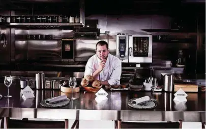  ??  ?? kEl cocinero venezolano Ricardo Chaneton, radicado en Hong Kong, ha trabajado en restaurant­es con tres estrellas Michelin.