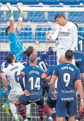  ??  ?? Así marcó Varane el primero de sus dos goles, el 1-1, en Huesca.