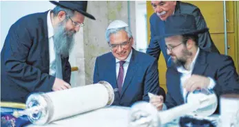  ?? FOTO: ALEXANDER KAYA ?? OB Gunter Czisch und Alt-OB Ivo Gönner mit Schreiber Dov Ginzburg (von links).