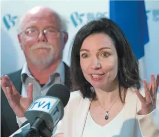  ?? MARIE-FRANCE COALLIER LE DEVOIR ?? Entourée de quelques conseiller­s, Martine Ouellet a présenté vendredi une propositio­n de programme politique d’une soixantain­e de pages.