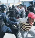  ?? FOTO: RODRIGO ABD/AGENCIA AP ?? Policías federales detuvieron a 98 migrantes y los deportaron.