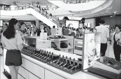  ?? SUN QING / FOR CHINA DAILY ?? Consumers throng the Haitang Bay duty-free shop in Sanya, in the island province of Hainan.