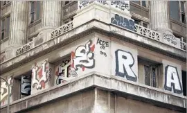  ?? Irfan Khan Los Angeles Times ?? GRAFFITI blankets part of the Merritt Building. A Canadian developer plans to have it renovated and back for rent on the office market in 2019.