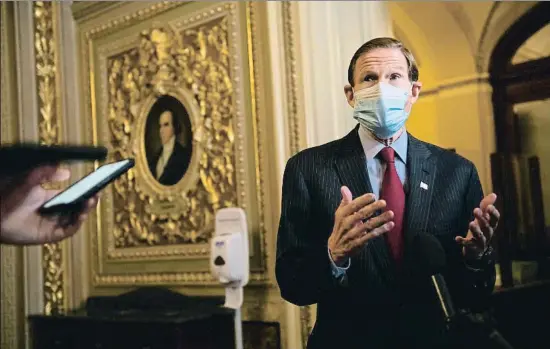  ?? POOL / REUTERS ?? El senador demócrata Richard Blumenthal, hablando ayer a la prensa en la segunda jornada del juicio político a Donald Trump