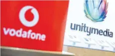  ?? FOTO: SEBASTIAN GOLLNOW/DPA ?? Eine Box mit dem Logo von Vodafone steht in einem Shop des Unternehme­ns vor einem Logo von Unitymedia. Vodafone hat am 17. Februar die Marke Unitymedia eingestell­t.