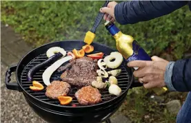  ??  ?? Paprika, japanska auberginer, ananasring­ar, zucchini och champinjon­er är gott tilltugg vid sidan av nypotatis och Mojo verde-såsen.