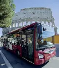  ?? (Lapresse) ?? Colosseo Un bus dell’Atac